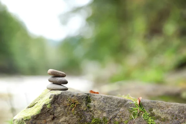 Equilibrando Pedras Seixos Zen Livre Contra Fundo Desfocado Espaço Para — Fotografia de Stock