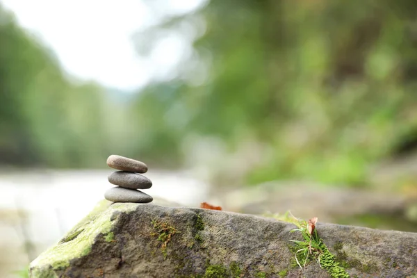 Equilibrar Piedras Guijarro Zen Aire Libre Contra Fondo Borroso Espacio — Foto de Stock