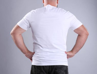 Şişman adam gri arka plan, closeup üzerinde. Kilo kaybı