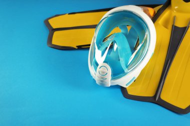 Çift sarı palet ve dalış maske renk arka plan üzerinde. Metin için yer