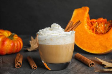 Cam masa üzerinde kabak spice latte ile kompozisyon