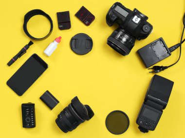 Profesyonel fotoğrafçı ekipman ve renk arka plan üzerinde metin için yer düz yatıyordu kompozisyonu