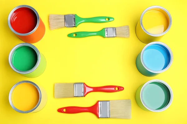 Flache Lagekomposition Mit Farbdosen Und Pinseln Auf Gelbem Hintergrund Raum — Stockfoto