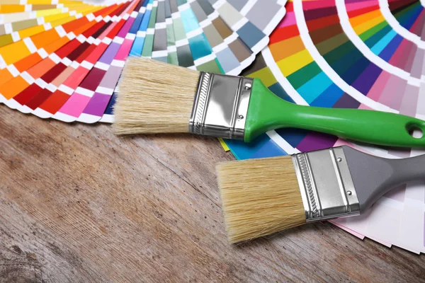 Boya Fırçaları Renk Paleti Örnekleri Ahşap Arka Plan Closeup Üzerinde — Stok fotoğraf