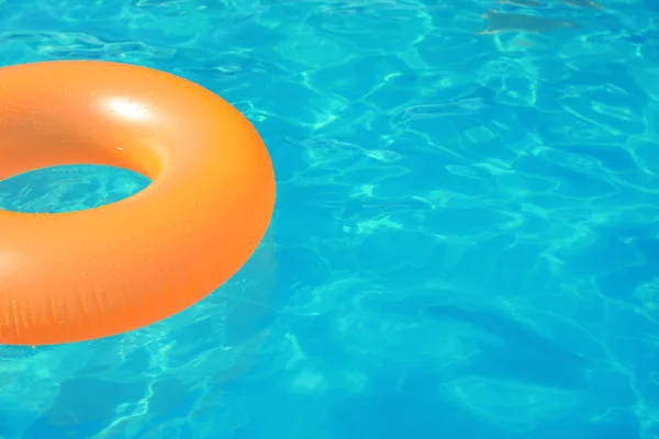 Güneşli Günde Yüzme Havuzunda Yüzen Şişme Yüzüğü Metin Için Yer — Stok fotoğraf