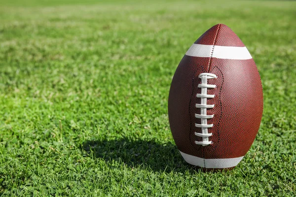 Pelota Fútbol Americano Césped Verde Fresco Espacio Para Texto —  Fotos de Stock