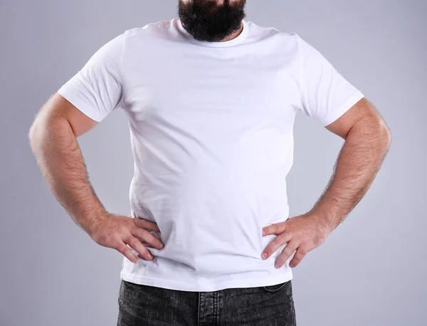 灰色の背景は クローズ アップのデブ男 体重減少 — ストック写真