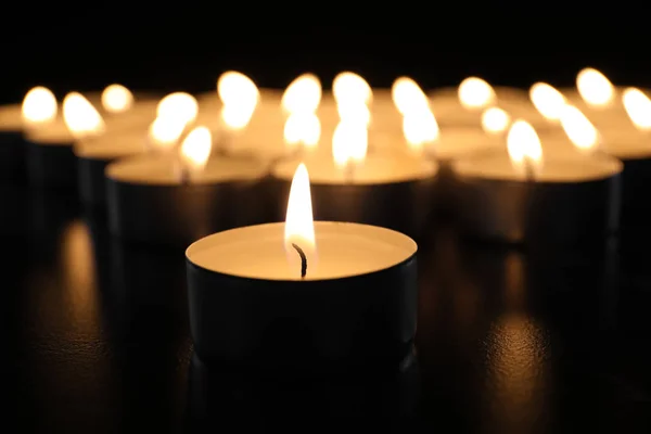 暗闇の中 クローズ アップでテーブルの上の非常に熱い蝋燭 葬儀のシンボル — ストック写真