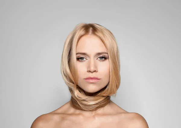 Schöne Frau Mit Gesunden Langen Blonden Haaren Auf Hellem Hintergrund — Stockfoto