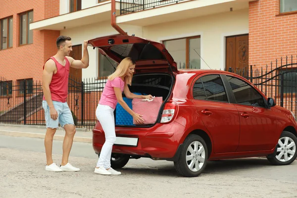 Pareja Feliz Cerca Del Maletero Del Coche Con Maletas Aire — Foto de Stock