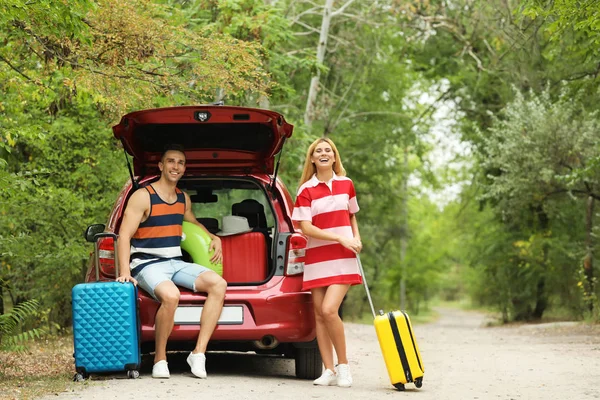 Joyeux Couple Près Coffre Voiture Avec Des Valises Extérieur Espace — Photo