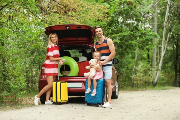 川沿いの車のトランクにスーツケースをパッキングのカップル — ストック写真