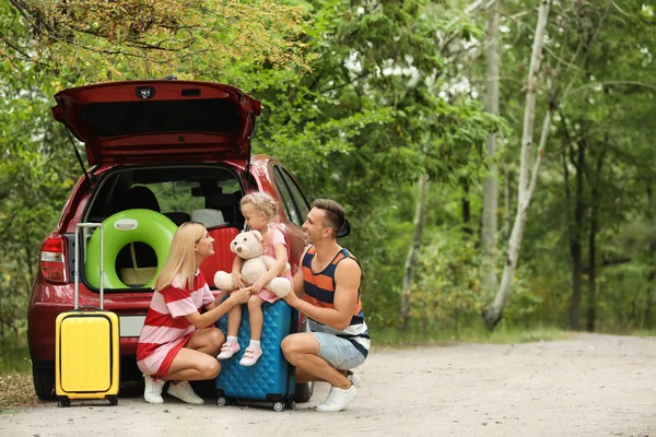 Couple Valises Emballage Dans Coffre Voiture Sur Bord Rivière — Photo