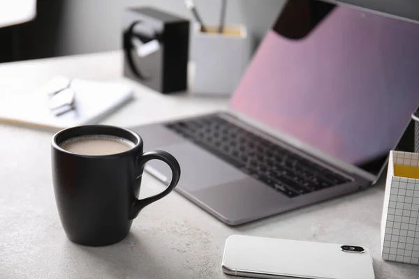 Zwarte Kop Met Koffie Buurt Van Laptop Kantoor Tafel Pauzetijd — Stockfoto