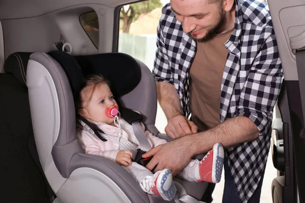 Vater Befestigt Baby Kindersitz Auto — Stockfoto
