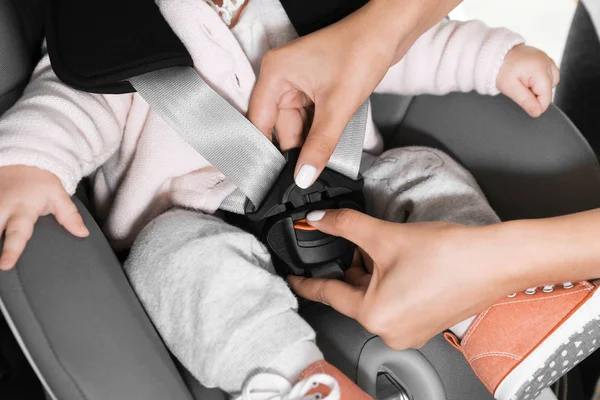 Mutter Befestigt Baby Kindersitz Auto — Stockfoto