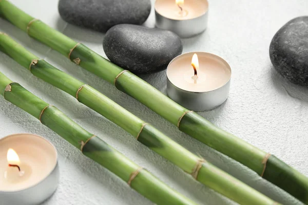 Bambusové Větve Wellness Kameny Svíčky Světlé Pozadí — Stock fotografie