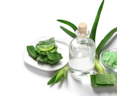 Beyaz arka plan üzerinde aloe vera ile kompozisyon