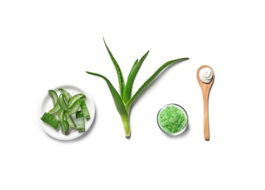 Beyaz arka plan üzerinde aloe vera ile düz yatıyordu kompozisyon