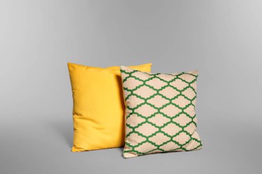 Işık arka plan üzerinde iki şık dekoratif yastıklar