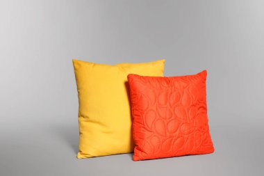 Işık arka plan üzerinde iki şık dekoratif yastıklar