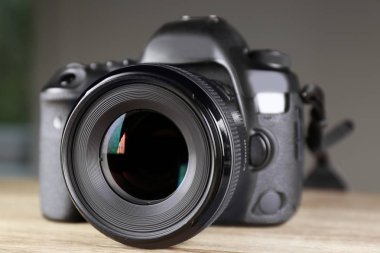 Tablo üzerinde profesyonel fotoğrafçı dijital fotoğraf makinesi