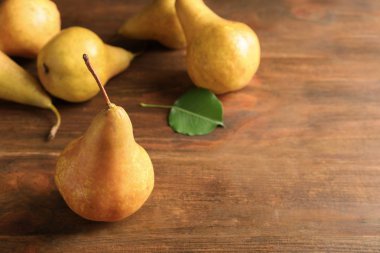 Olgun armut ahşap masa üzerinde. Metin için yer