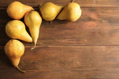 Ahşap arka plan üzerinde olgun armut ile düz yatıyordu kompozisyon. Metin için yer