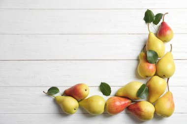 Beyaz ahşap zemin üzerinde olgun armut ile düz yatıyordu kompozisyon. Metin için yer