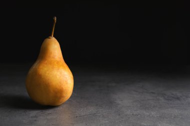 Olgun armut siyah arka plan karşı masada. Metin için yer