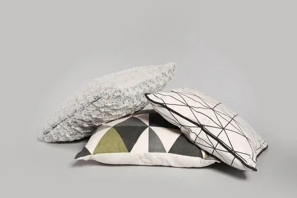 Pilha Travesseiros Decorativos Elegantes Fundo Claro — Fotografia de Stock