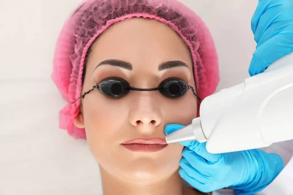 Kvinnan Som Genomgår Laser Tatuering Borttagning Förfarande Salongen Närbild — Stockfoto