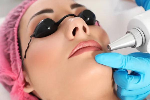 Kvinnan Som Genomgår Laser Tatuering Borttagning Förfarande Salongen Närbild — Stockfoto