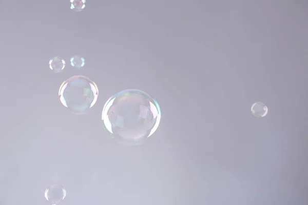 Hermosas Burbujas Jabón Translúcidas Sobre Fondo Gris — Foto de Stock