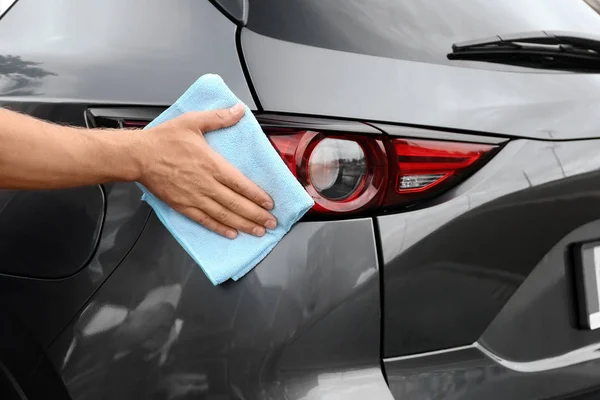 Hombre Lavando Faro Del Coche Con Trapo Primer Plano —  Fotos de Stock