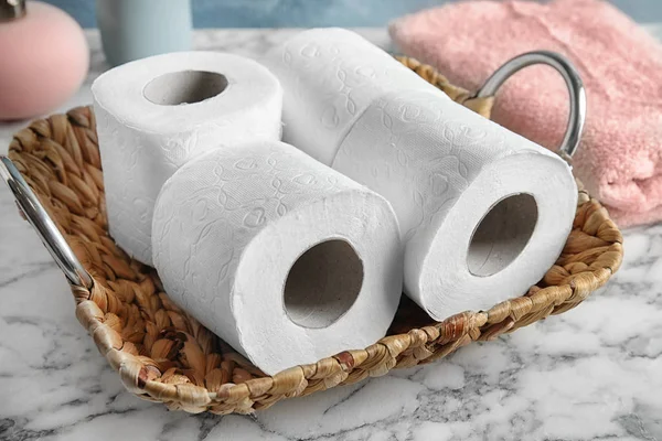 Плетеный Поднос Рулонами Туалетной Бумаги Столе — стоковое фото