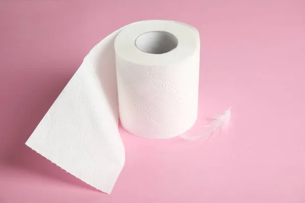 Toilettenpapierrolle Mit Feder Auf Farbigem Hintergrund — Stockfoto