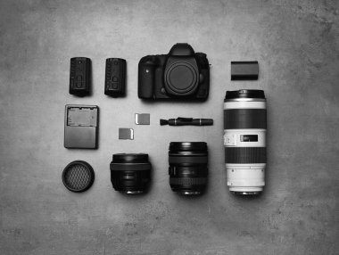 Profesyonel fotoğrafçı ekipman gri arka plan üzerinde düz yatıyordu kompozisyon