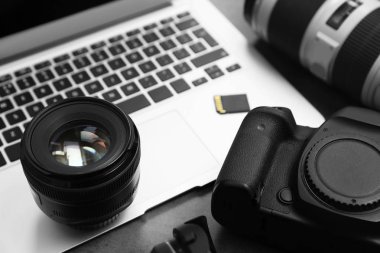 Profesyonel fotoğrafçı ekipman ve masa üstünde laptop