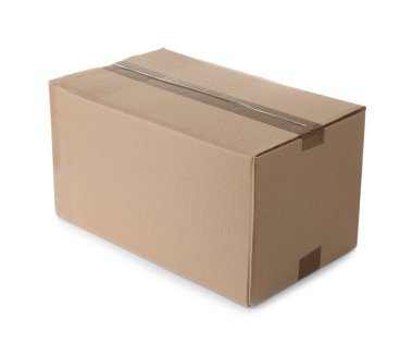 Beyaz zemin üzerine karton kutu. Mockup tasarım için