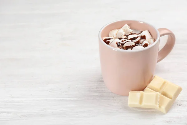 Чашка Шоколадного Молока Зефиром Светлом Деревянном Фоне Пространство Текста — стоковое фото