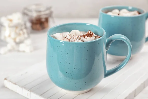 Tasse Schokoladenmilch Auf Hellem Holzhintergrund — Stockfoto