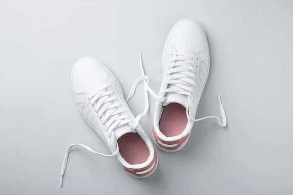 Paar Trendy Sneakers Lichte Achtergrond Plat Leggen — Stockfoto