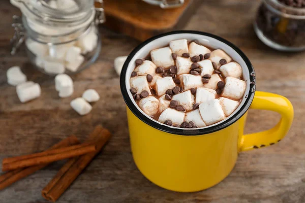 Tasse Schokoladenmilch Mit Marshmallows Auf Holztisch Nahaufnahme — Stockfoto