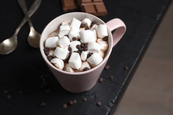 Chocolate Quente Saboroso Com Leite Marshmallows Xícara Mesa — Fotografia de Stock