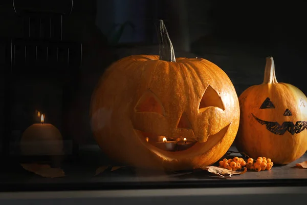 Cabeças Abóbora Halloween Lanternas Jack Peitoril Janela Vista Através Vidro — Fotografia de Stock