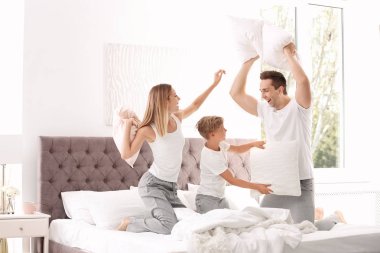 Mutlu aile evde yatakta mücadele yastık sahip