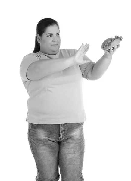 Mujer Con Sobrepeso Negándose Comer Hamburguesa Sobre Fondo Blanco — Foto de Stock