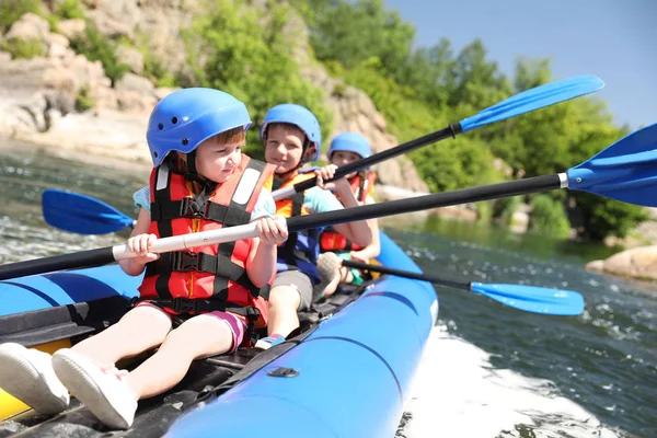 Niños Pequeños Haciendo Kayak Río Campamento Verano — Foto de Stock