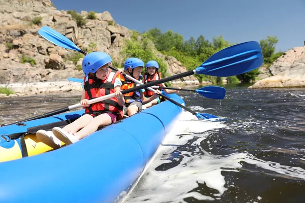 Niños Pequeños Haciendo Kayak Río Campamento Verano — Foto de Stock